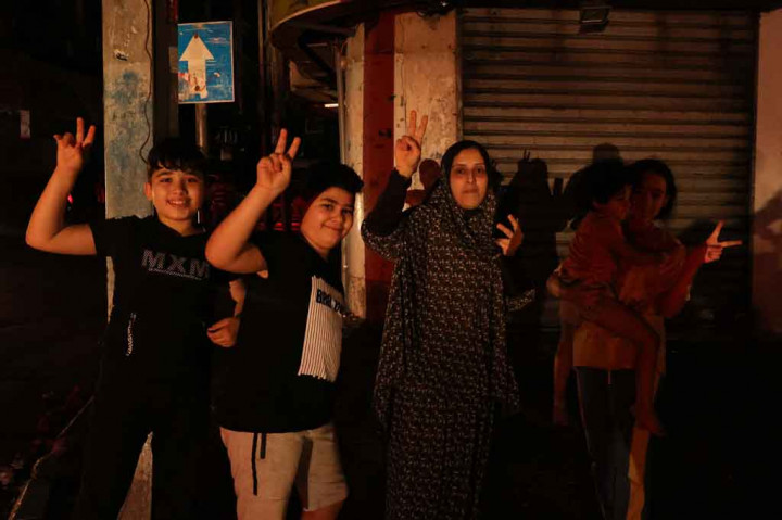 Warga Jalur Gaza menyambut gembira pengumuman gencatan senjata antara Israel dan Hamas, kelompok Islam yang mengendalikan Gaza, mengumumkan gencatan senjata pada Kamis, 20 Mei 2021.