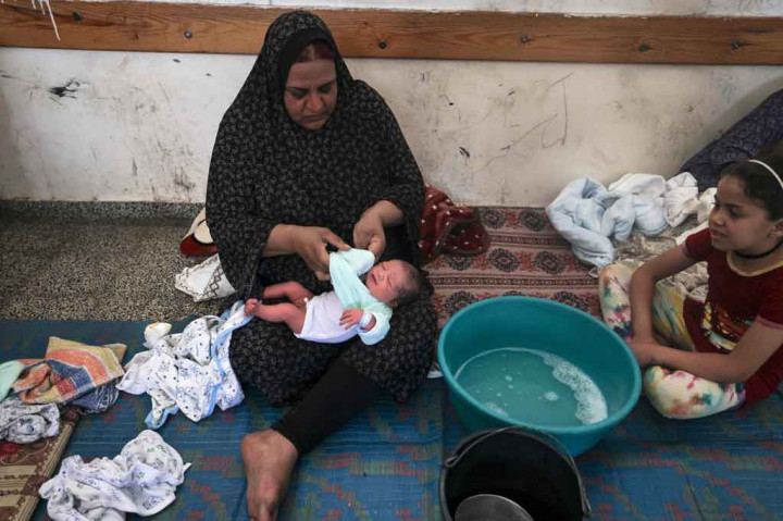 Bayi bernama 


Mohammed al-Deif Adham al-Safadi tersebut lahir tepat sebelum fajar pada Kamis, 20 Mei 2012, di Kota Gaza. Kelahiran bayi tersebut membawa kegembiraan yang sangat dibutuhkan keluarganya.