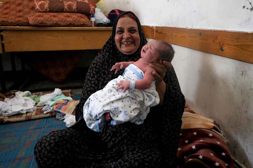 “Saya berharap dia akan memberkati hidup kami dengan kehadirannya. Dia telah membuat kami sangat bahagia, ”Hiyam al-Safadi, neneknya yang berusia 48 tahun.