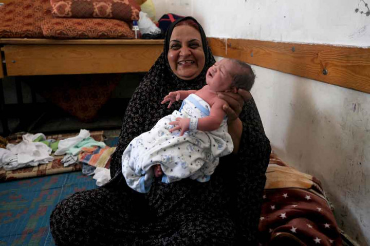 “Saya berharap dia akan memberkati hidup kami dengan kehadirannya. Dia telah membuat kami sangat bahagia, ”Hiyam al-Safadi, neneknya yang berusia 48 tahun.