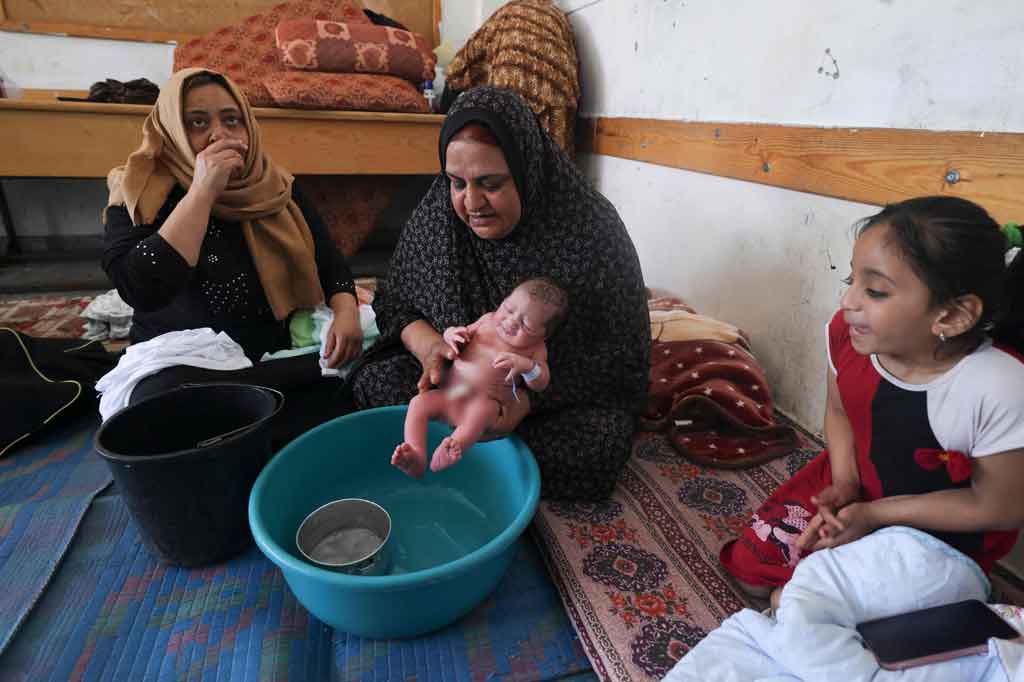 
Kakek nenek, orang tua, dan kakak laki-lakinya mengungsi dari rumah mereka setelah Israel melancarkan serangan udara di Jalur Gaza sejak 10 Mei, setelah Hamas, kelompok Palestina yang mengontrol wilayah itu, menembakkan roket ke Israel.