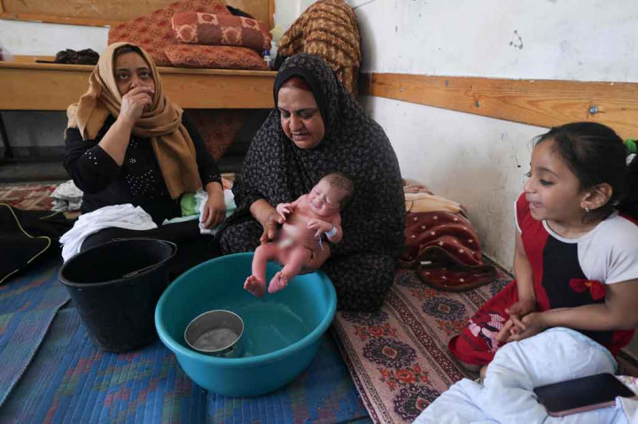 
Kakek nenek, orang tua, dan kakak laki-lakinya mengungsi dari rumah mereka setelah Israel melancarkan serangan udara di Jalur Gaza sejak 10 Mei, setelah Hamas, kelompok Palestina yang mengontrol wilayah itu, menembakkan roket ke Israel.