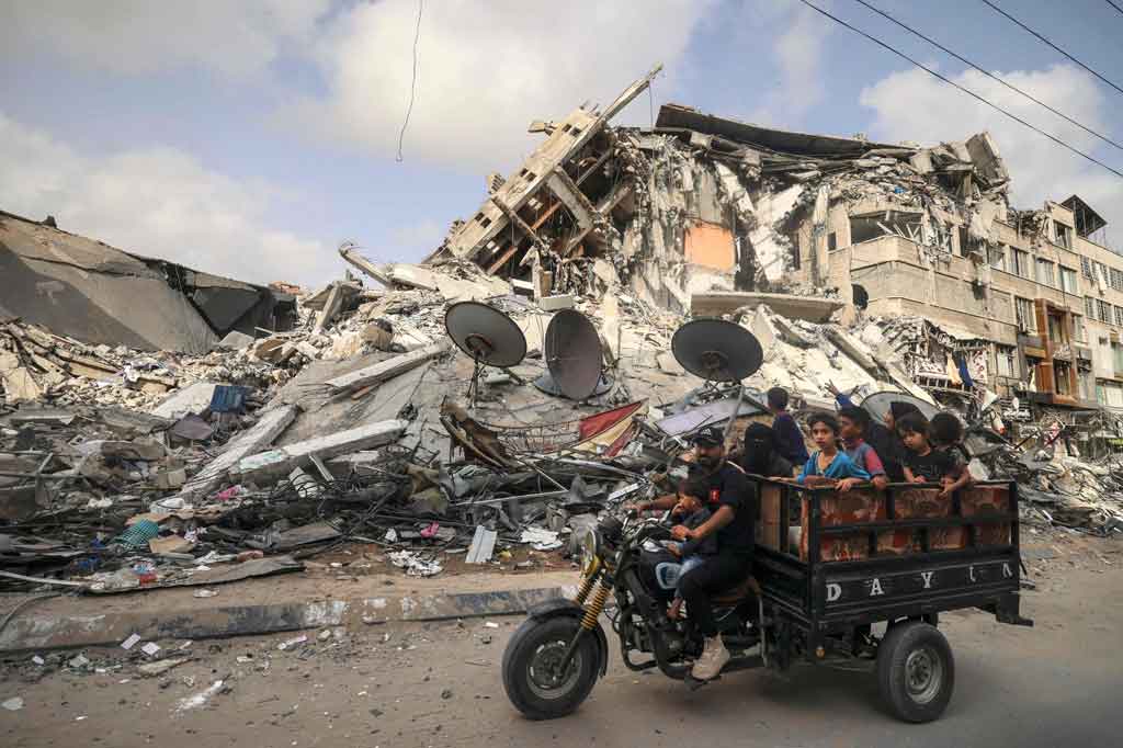 Warga Palestina berbondong-bondong meninggalkan tempat pengungsian dan pulang ke rumah mereka pascakesepakatan gencatan senjata antara Hamas dengan Israel, Kamis, 20 Mei 2021.