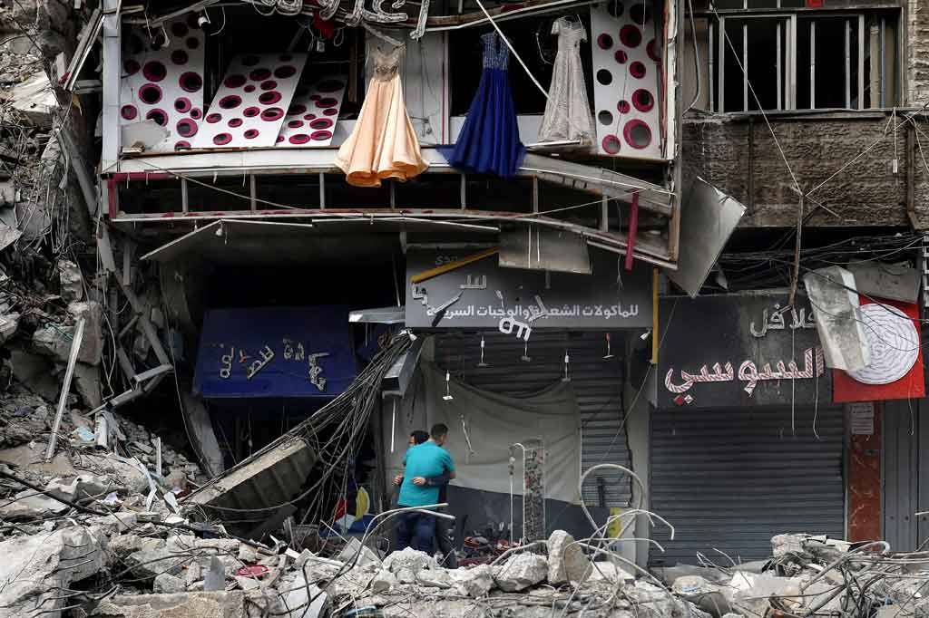 Bukannya istirahat, dengan diselimuti rasa kesedihan mereka kemudian melihat rumah-rumah yang hancur akibat serangan udara Israel.