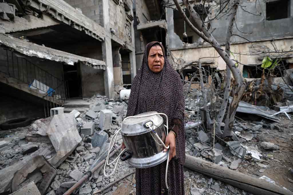 Beberapa di antara warga mencari barang-barang yang bisa diselamatkan. Salah satunya seorang perempuan yang mengambil alat penanak nasi di antara puing-puing rumahnya. Dia kemudian memasak dengan alat tersebut untuk keperluan makan bersama keluarga.