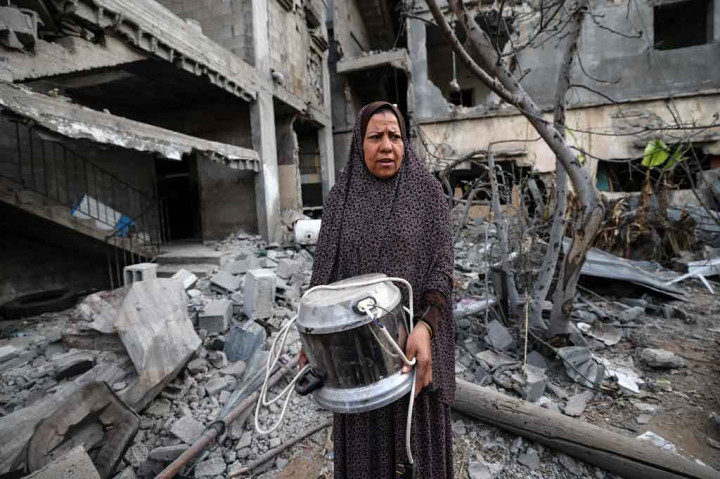 Beberapa di antara warga mencari barang-barang yang bisa diselamatkan. Salah satunya seorang perempuan yang mengambil alat penanak nasi di antara puing-puing rumahnya. Dia kemudian memasak dengan alat tersebut untuk keperluan makan bersama keluarga.