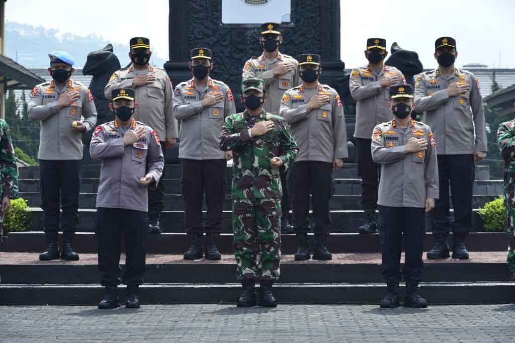 Panglima TNI Marsekal Hadi Tjahjanto dan Kapolri Jenderal Listyo Sigit Prabowo melakukan kunjungan kerja bersama ke Lembaga Diklat milik TNI dan Polri di Bandung, Jawa Barat, untuk yang pertama kalinya, Jumat, 21 Mei 2021.