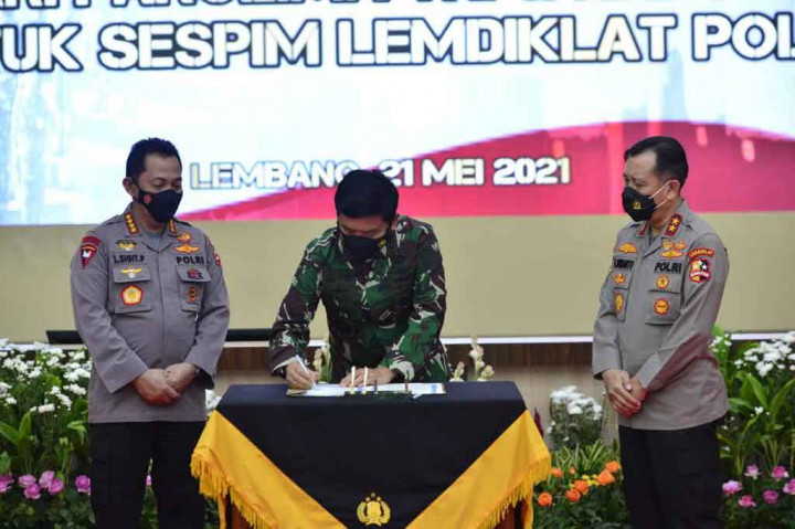 Kunjungan kerja Panglima dan Kapolri meninjau wargaming system dan e-learning system, dilanjutkan penyerahan kendaraan operasional di Sekolah Staf dan Komando (Sesko TNI). Pada kesempatan itu, keduanya melakukan kegiatan penanaman pohon sebagai lambang integrasi TNI-Polri. Kemudian meresmikan Perpustakaan Widyasana.