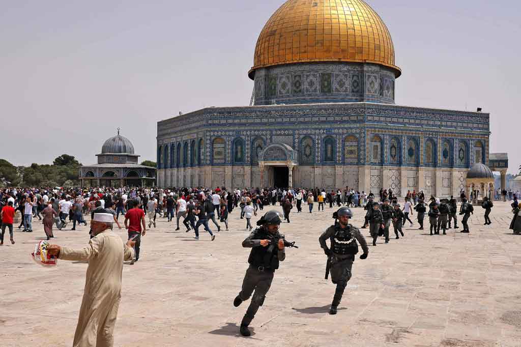 Bentrokan terbaru antara warga Palestina dan polisi Israel terjadi di kompleks masjid Al-Aqsa Yerusalem pada hari Jumat, 21 Mei 2021, dua minggu setelah kerusuhan di situs religius sensitif tersebut yang memicu permusuhan mematikan di Gaza.