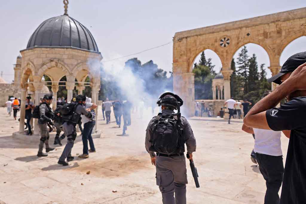Juru bicara polisi Israel Micky Rosenfeld mengatakan kerusuhan pecah di lapangan terbuka Al-Aqsa yang merupakan situs tersuci ketiga Islam dan juga dihormati oleh orang-orang Yahudi, yang menyebutnya Temple Mount.