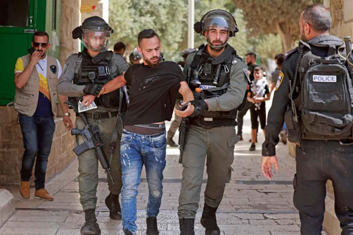 Wartawan AFP di kompleks di Kota Tua Yerusalem mengatakan bentrokan sedang berlangsung. Menurut reporter AFP, polisi menembakkan peluru karet dan menggunakan granat kejut di lokasi tersebut.