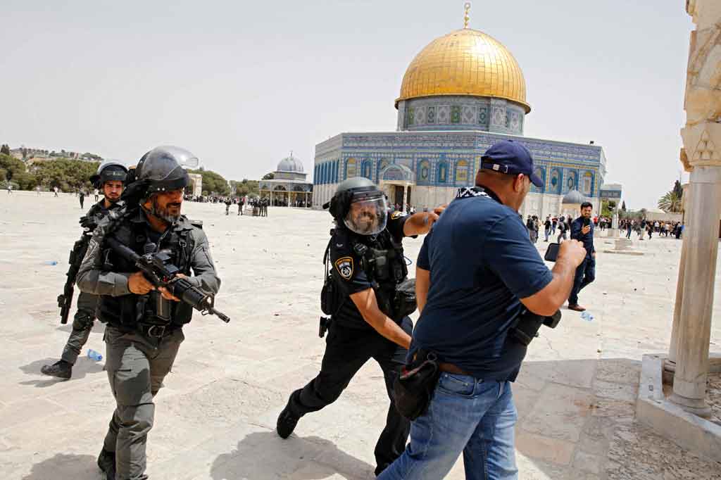 Ahmhed Gharabli dipukuli pasukan keamanan Israel saat meliput bentrokan antara jemaah Muslim dengan tentara Israel di Kompleks Masjid Al-Aqsa, Yerusalem, situs tersuci ketiga dalam Islam, setelah Mekkah dan Madinah.