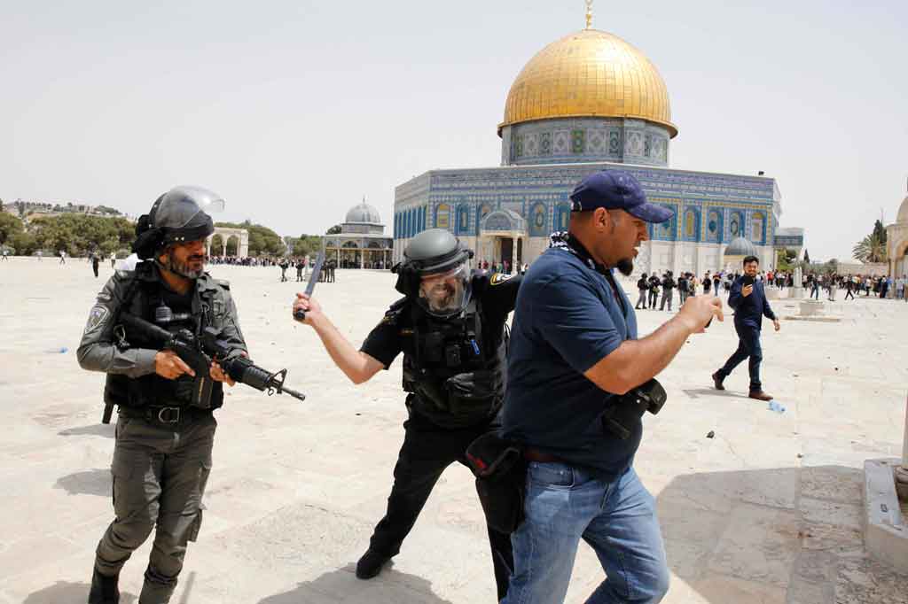 Sementara Ahmed Gharabli berusaha menghindari aksi kekerasan pasukan Israel tersebut. Belum tahu penyebab aksi kekerasan aparat keamanan Israel terhadap wartawan itu.