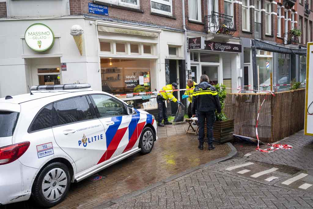 Polisi menyelidiki lokasi terjadinya serentetan penikaman yang mengakibatkan satu orang meninggal dan empat lainnya luka-luka satu hari sebelumnya, di Amsterdam, Sabtu, 22 Mei 2021.