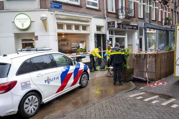 Polisi menyelidiki lokasi terjadinya serentetan penikaman yang mengakibatkan satu orang meninggal dan empat lainnya luka-luka satu hari sebelumnya, di Amsterdam, Sabtu, 22 Mei 2021.