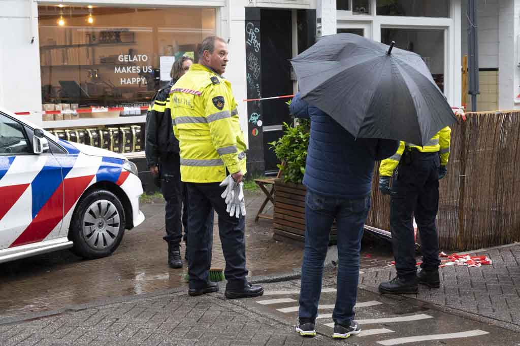 
Polisi mengatakan bahwa seorang pria berusia 29 tahun ditangkap di tempat kejadian setelah serangan terjadi di area bar dan restoran dekat kawasan museum ibu kota pada Jumat malam.