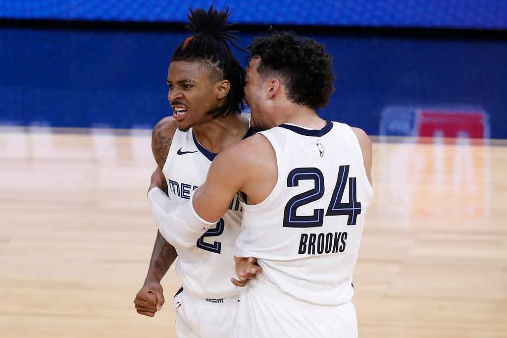 Xavier Tillman membuat lemparan tiga angka dan Ja Morant melepaskan dua tembakan terakhir saat tim tamu Memphis Grizzlies menyingkirkan Golden State Warriors 117-112 lewat overtime dalam turnamen play-in, untuk mendapatkan tempat di playoff Wilayah Barat NBA, Sabtu, 22 Mei 2021 WIB.