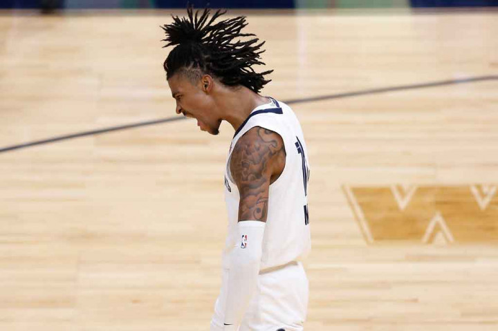 Morant melakukan lima lemparan tiga angka, yang tertinggi dalam kariernya, dan total 35 poin untuk Grizzlies, yang finis di peringkat kedelapan klasemen Wilayah Barat. Mereka akan membuka laga playoff putaran pertama dengan menghadapi unggulan teratas Utah Jazz pada Senin, 24 Mei 2021 WIB.