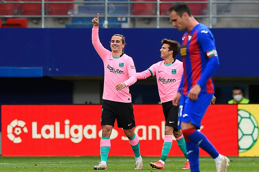 Antoine Griezmann menjadi pahlawan kemenangan Barcelona setelah dirinya mencetak satu-satunya gol ke gawang Eibar pada menit ke-81.
