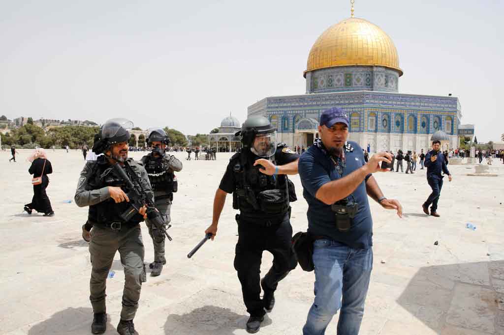 Seorang fotografer kantor berita AFP menjadi korban kekerasan pasukan keamanan Israel, Jumat, 21 Mei 2021. 