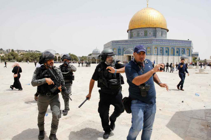 Seorang fotografer kantor berita AFP menjadi korban kekerasan pasukan keamanan Israel, Jumat, 21 Mei 2021. 