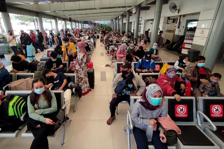 Penumpang kereta Tegal Express menunggu keberangkatan di Stasiun Senen, Jakarta.