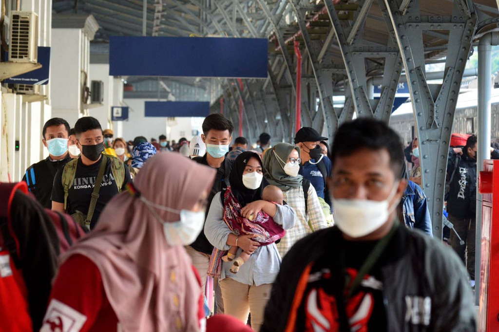 Penumpang kereta Kertajaya dari Surabaya tiba di Stasiun Senen, Jakarta.