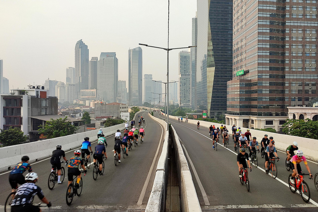 Pemerintah Provinsi DKI Jakarta melaksanakan uji coba lintasan khusus sepeda jenis road bike di jalan layang non tol Tanah Abang - Kampung Melayu, Jakarta.
