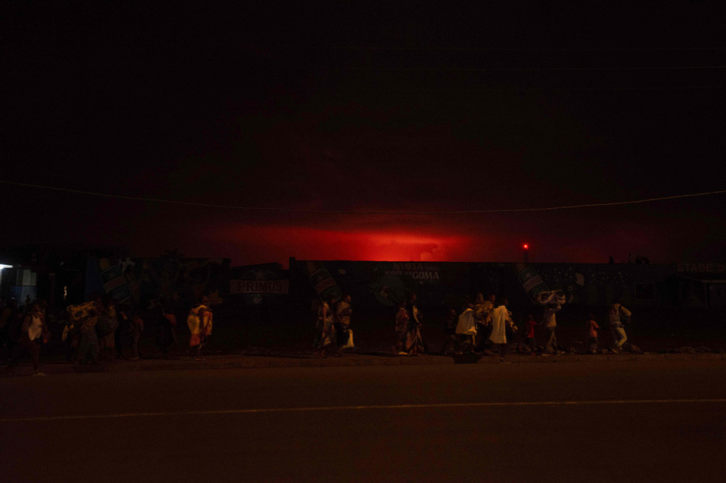 Dahsyatnya letusan mengubah langit malam menjadi merah menyala dan mengirimkan lahar ke jalan raya utama.
