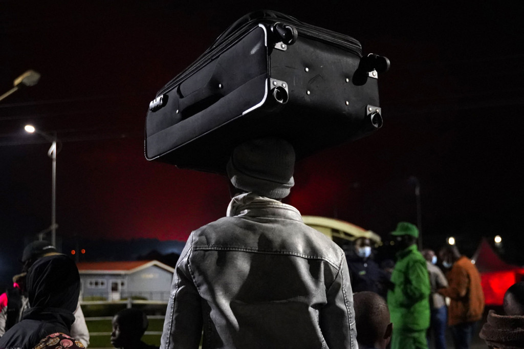 Penduduk yang panik mencoba melarikan diri dari Goma kota berpenduduk hampir 2 juta jiwa. Tidak ada perintah evakuasi yang diberikan oleh pihak berwenang.