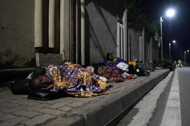 Pengungsi dari Goma, Republik Demokratik Kongo, tidur di jalan di dekat perbatasan Rwanda, pada 23 Mei 2021.
