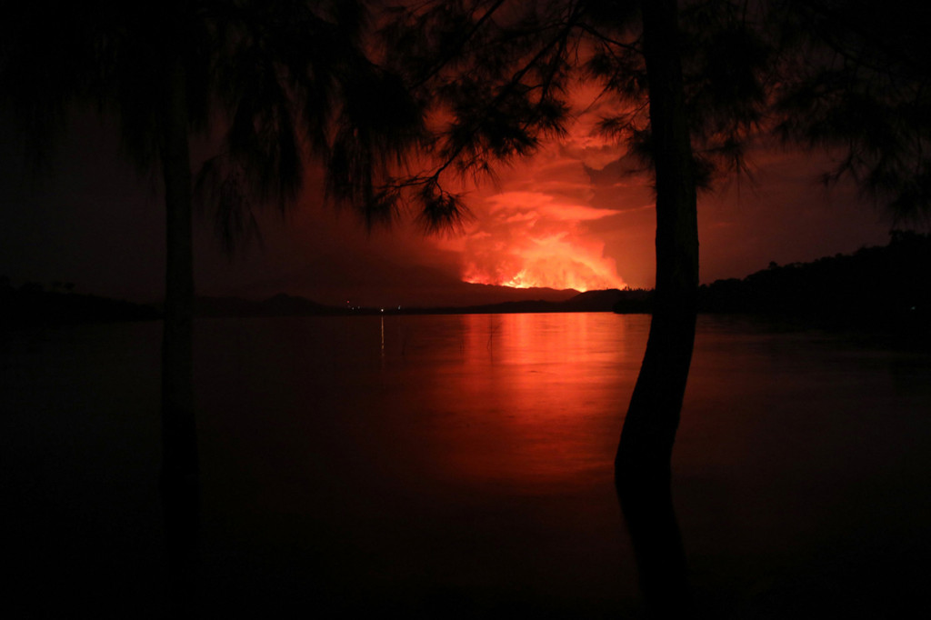 Pemandangan pada 22 Mei 2021 dari Pulau Tchegera di luar Goma di dekat Danau Kivu, Republik Demokratik Kongo, ini menunjukkan semburan api dari gunung berapi Nyiragongo.