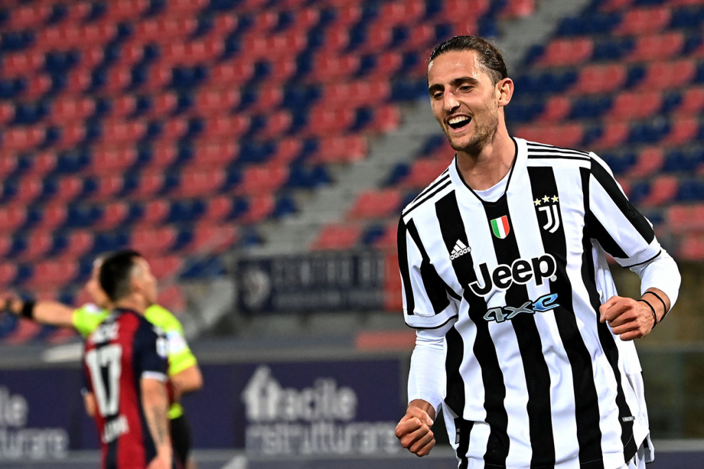 Adrien Rabiot melakukan selebrasi usai mencetak gol ke gawang Bologna.