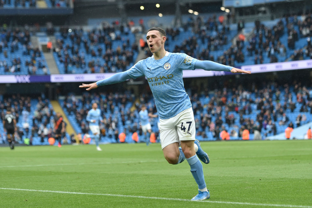 Phil Foden melakukan selebrasi usai mencetak gol ke gawang Everton.