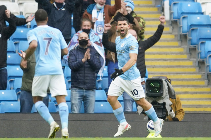 Sergio Aguero melakukan selebrasi usai mencetak gol ke gawang Everton.