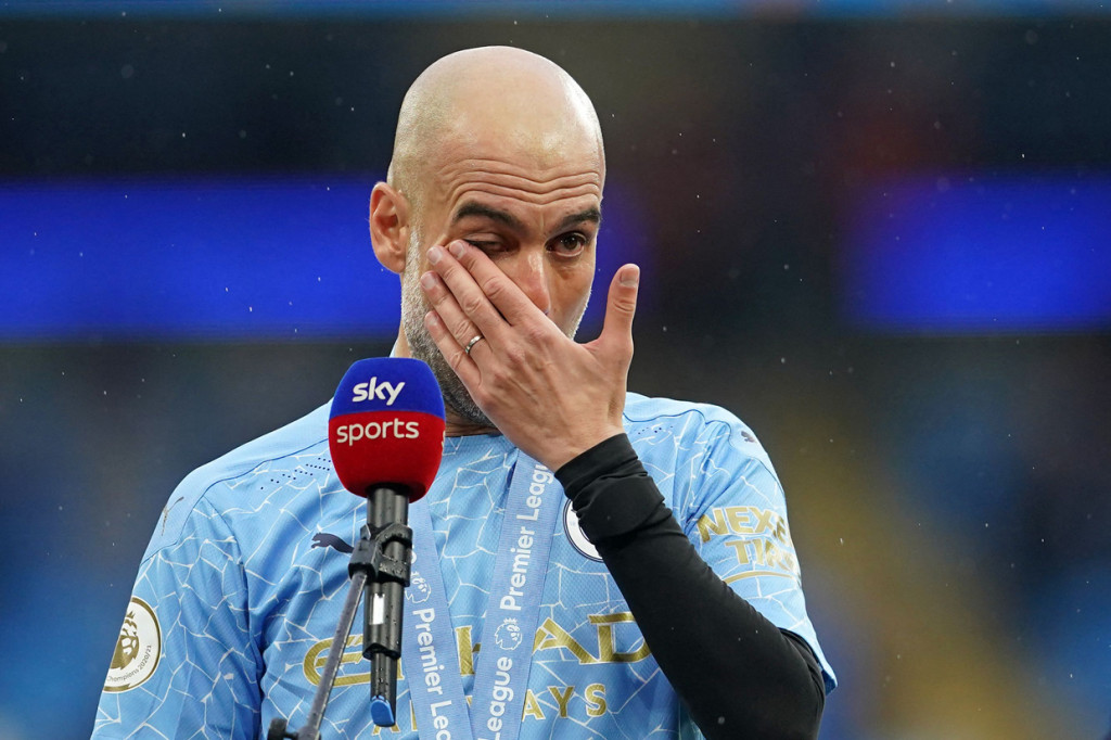 Dalam perayaan tersebut, pelatih Man City Pep Guardiola terlihat meneteskan air mata ketika berbicara tentang Sergio Aguero.