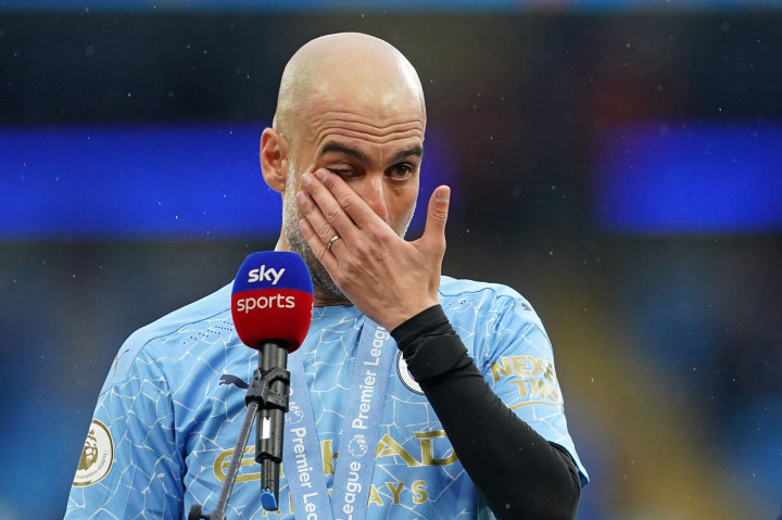 Dalam perayaan tersebut, pelatih Man City Pep Guardiola terlihat meneteskan air mata ketika berbicara tentang Sergio Aguero.