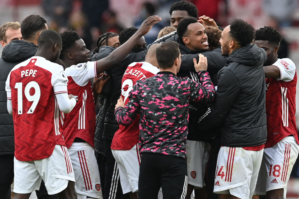 Arsenal menutup Liga Inggris dengan menang 2-0 atas Brighton & Hove Albion. Namun, kemenangan itu tak cukup membawa The Gunners mentas di kompetisi Eropa. 