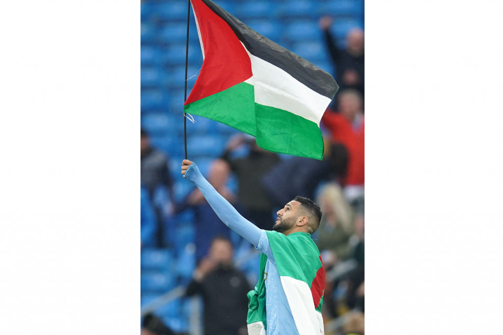 Sementara, bendera negaranya sendiri, Aljazair, hanya dipakai untuk menyelimuti tubuhnya usai melakoni pertandingan terakhir Liga Inggris melawan Everton.