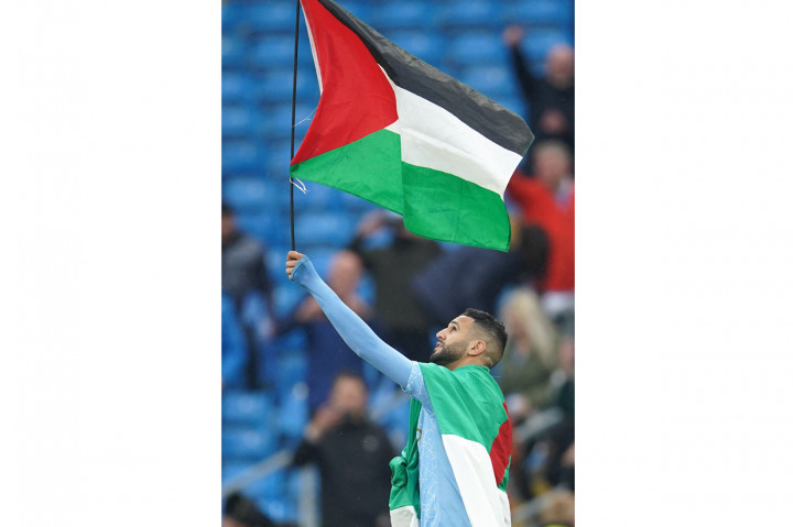 Sementara, bendera negaranya sendiri, Aljazair, hanya dipakai untuk menyelimuti tubuhnya usai melakoni pertandingan terakhir Liga Inggris melawan Everton.