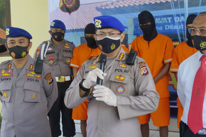Dirpolairud Polda Jabar, Kombes Pol Widihandoko (tengah) menjelaskan kronologi penangkapan 6 pelaku penangkapan ikan menggunakan bahan peledak, Senin, 24 Mei 2021. 