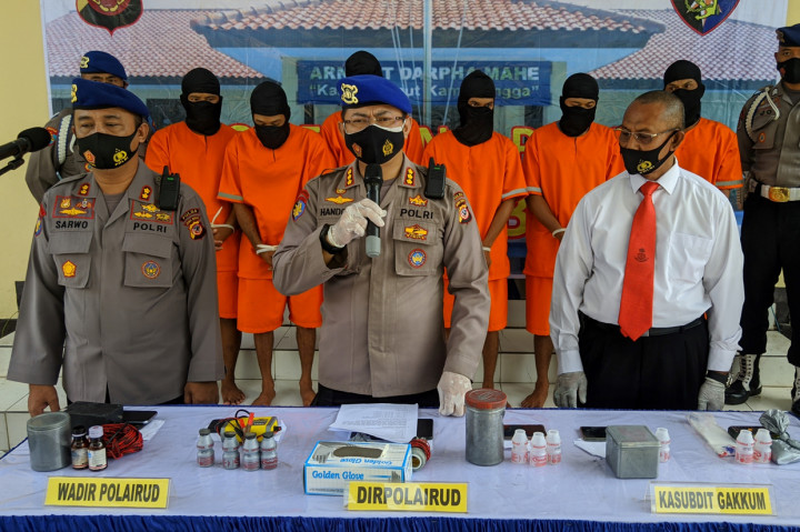 Keenam nelayan ini tertangkap saat hendak menggunakan bahan peledak atau bom ikan di perairan Cantigi, Kabupaten Indramayu, Jabar.
