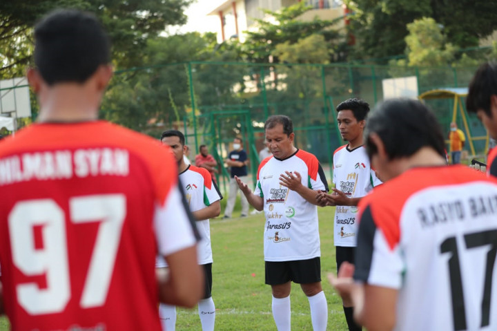Wali Kota Makassar, Ramdhan (Danny) Pomanto, tampil bermain sepak bola bersama pemain PSM dalam laga amal untuk Palestina. Kegiatan ini berlangsung di Lapangan Politeknik Pelayaran Barombong.