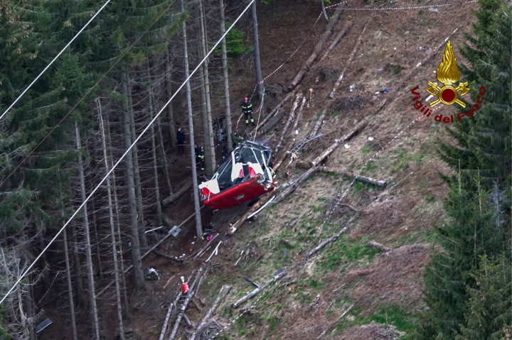Sedikitnya 14 orang tewas saat sebuah kereta gantung di area pegunungan Italia tiba-tiba jatuh. Salah satu korban tewas merupakan anak-anak. Satu orang anak lainnya mengalami luka serius dalam insiden ini.