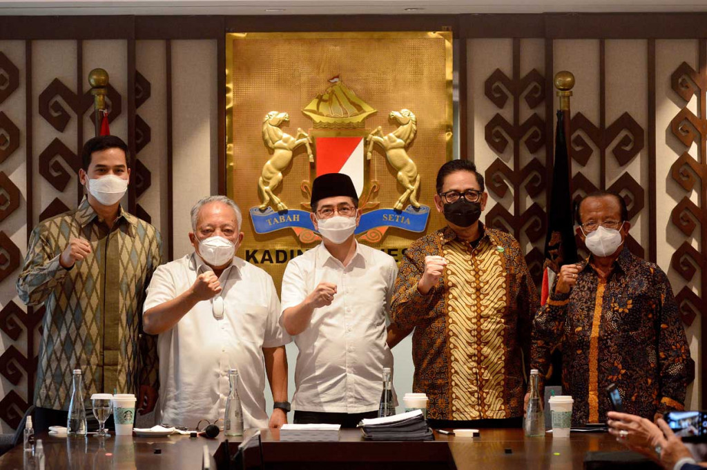 Arsjad Rasjid menyerahkan berkas pendaftaran dan syarat administrasi lainnya saat mendaftarkan diri secara resmi sebagai calon Ketua Umum Kamar Dagang Industri (Kadin) periode 2021-2026.