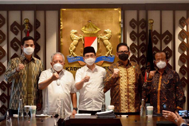 Arsjad Rasjid menyerahkan berkas pendaftaran dan syarat administrasi lainnya saat mendaftarkan diri secara resmi sebagai calon Ketua Umum Kamar Dagang Industri (Kadin) periode 2021-2026.