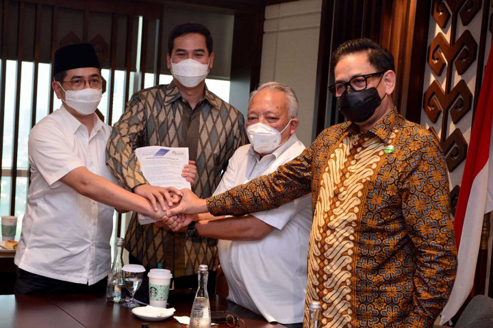 Direktur Utama Indika Energy Arsjad Rasjid (kiri) menyerahkan berkas persyaratan kepada Steering Comitee Munas Kadin di Menara Kadin, Jakarta. 