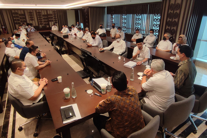 Direktur Utama Indika Energy Arsjad Rasjid (kanan) bersama para pendukung dari perwakilan Kadin propinsi bertemu dengan Steering Comitee Munas Kadin di Menara Kadin, Jakarta.
