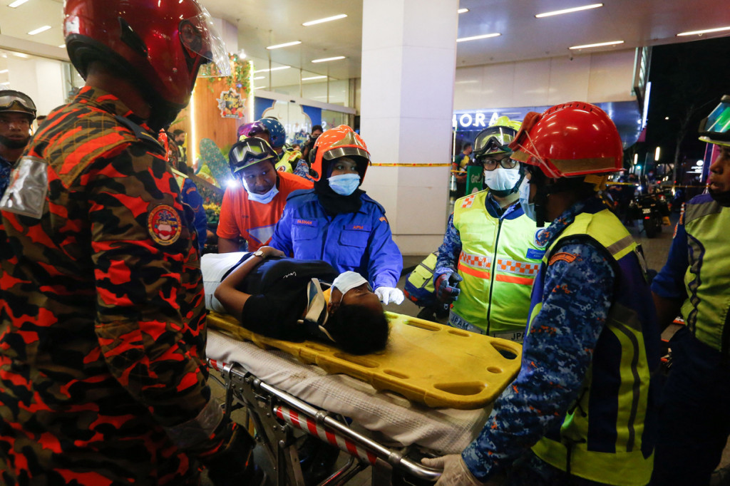 Kecelakaan kereta LRT terjadi di Malaysia, Senin, 24 Mei 2021. Kejadian itu mengakibatkan lebih dari 200 orang penumpang terluka.