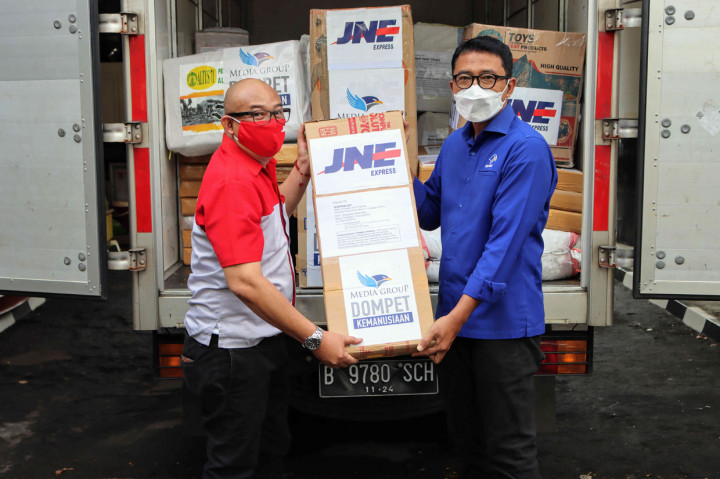Media Group melalui Dompet Kemanusiaan Media Group bersama JNE kembali menyalurkan bantuan untuk korban bencana alam di Nusa Tenggara Timur (NTT). Bantuan ini berupa pakaian seberat 800 kilogram.